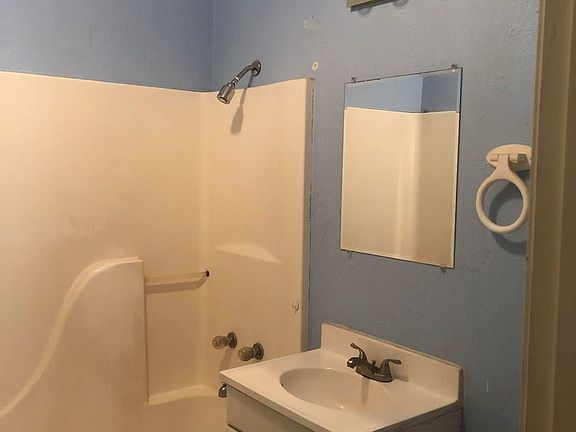 5th image of 923 Warner Ave