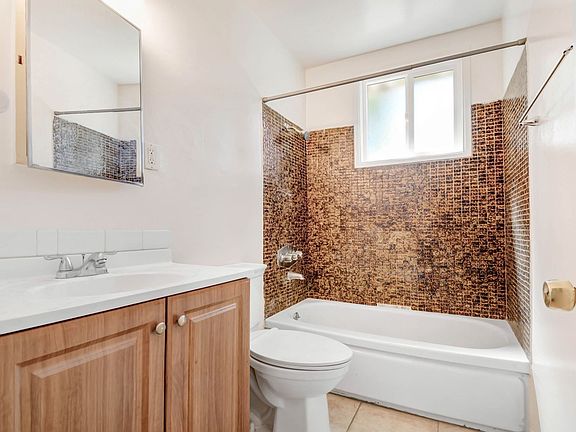 4th image of 24323 Myers Ave #24325