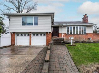 25 Baylis Pl, Lynbrook, NY 11563