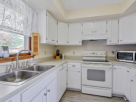 4th image of 404 W Evergreen Ct