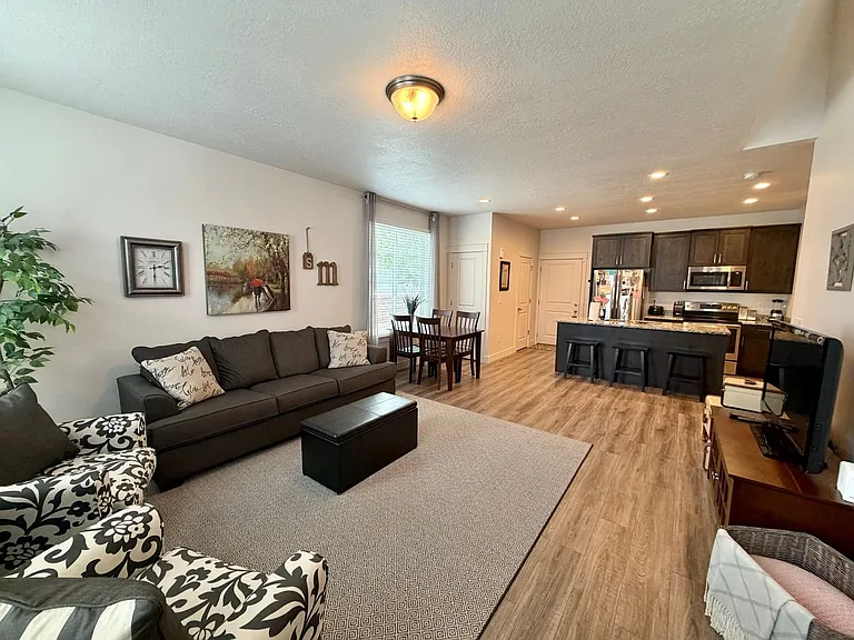 263 E Kirsten Ln — Photo 3