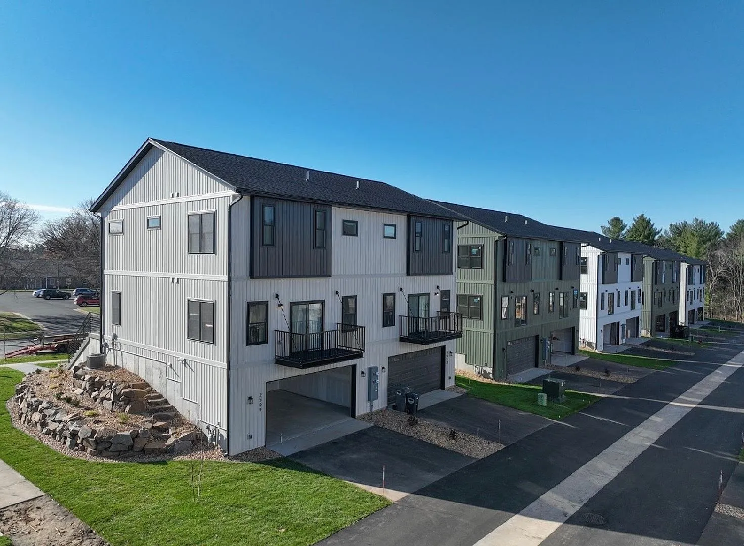 Brand New Luxury Townhomes: 3BR, 2.5Bath Altoona WI — Photo 2