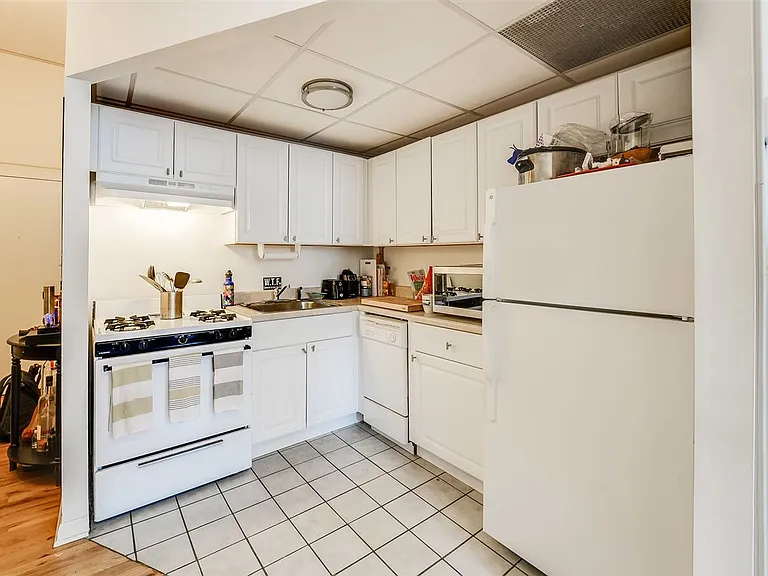 341 Monmouth St #305 — Photo 6
