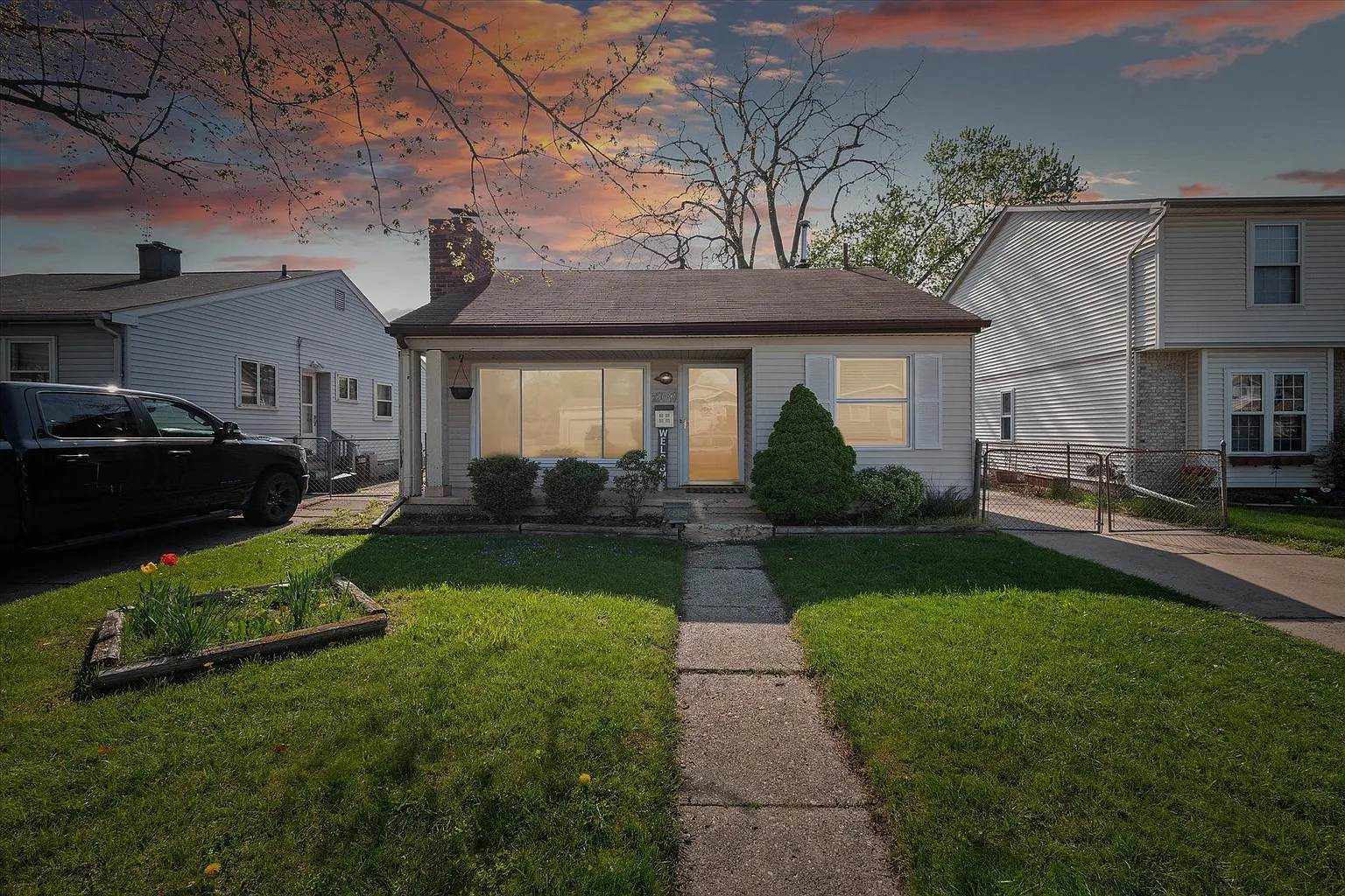27097 Barrington St photo 1