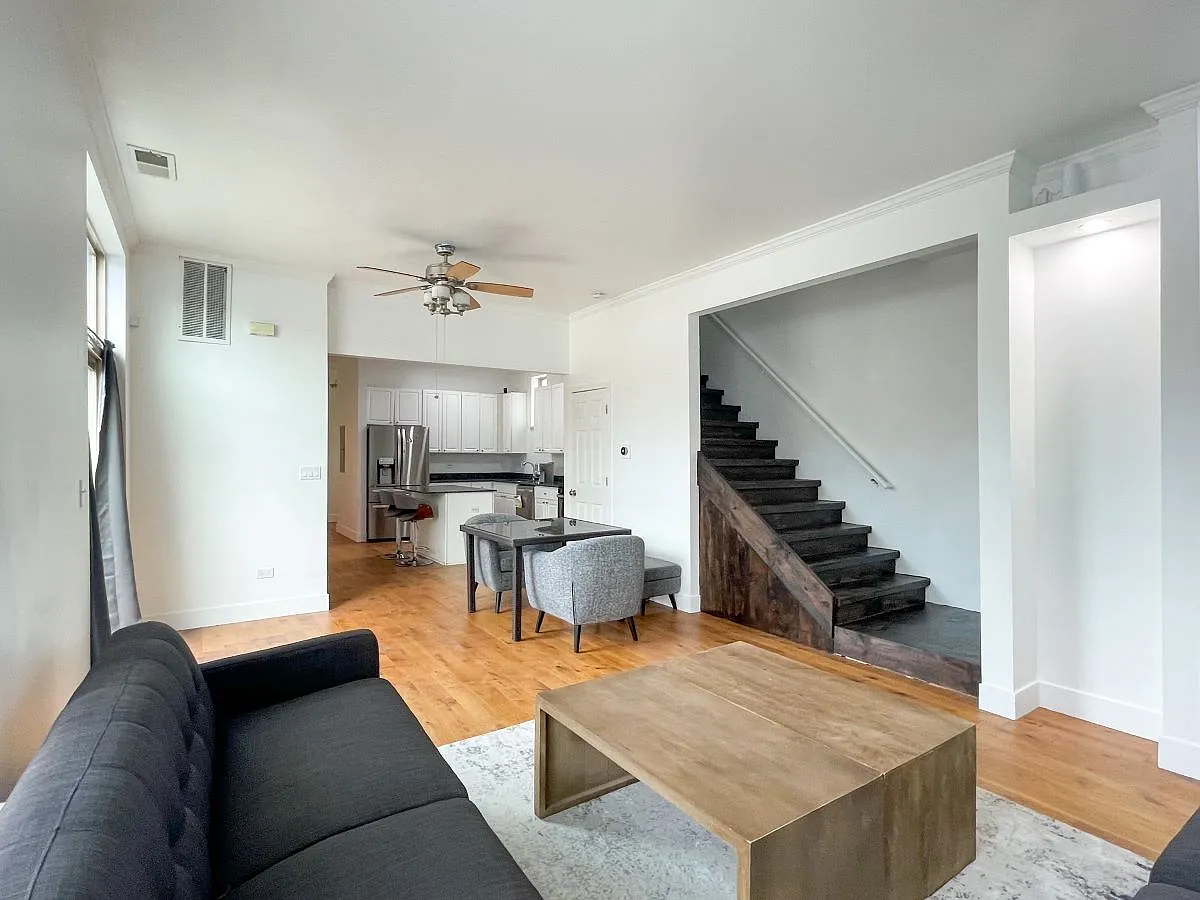 3 bed, 2.5 bath, 1709 sqft, $3,300 — Photo 3