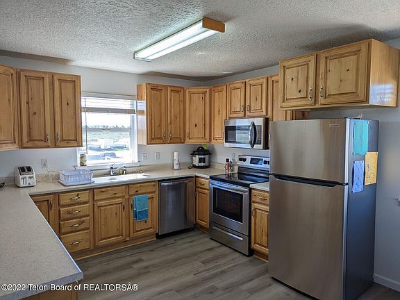 3rd image of 376 Cole Ave