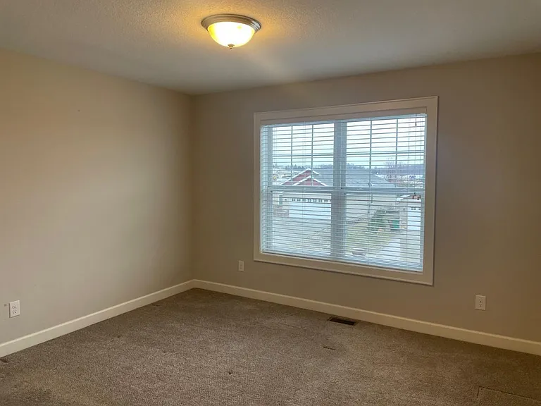544 Tiffany Ln — Photo 13