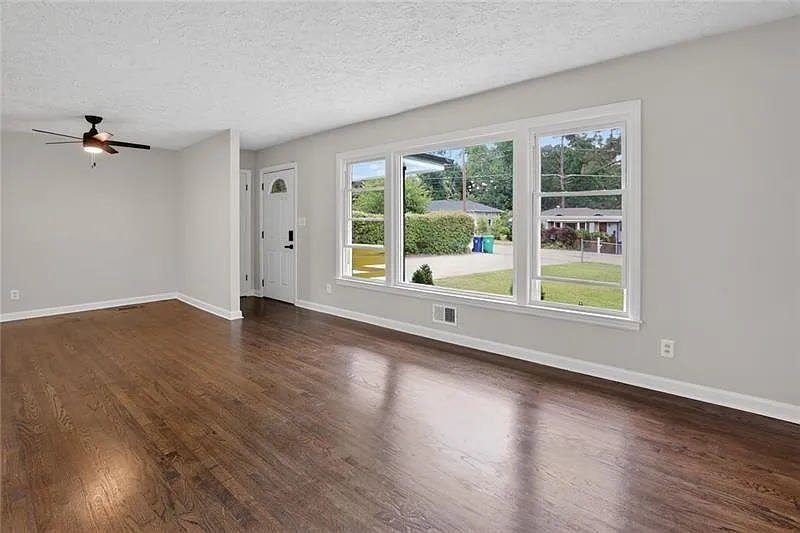 4 bed, 3.0 bath, 1373 sqft, $2,195 — Photo 2