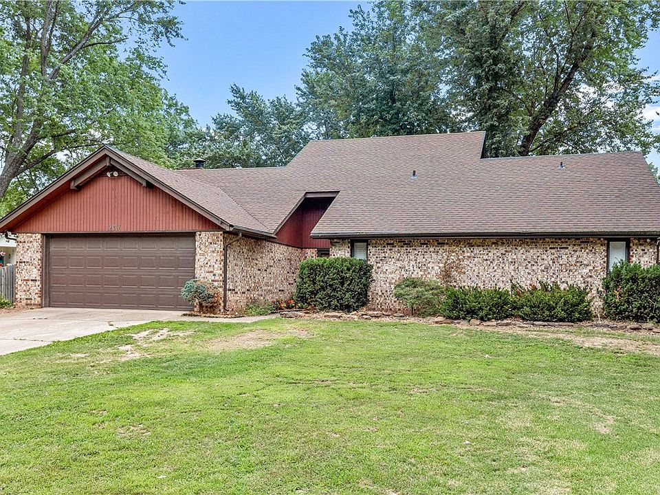 1st image of 907 S Oakhill Dr