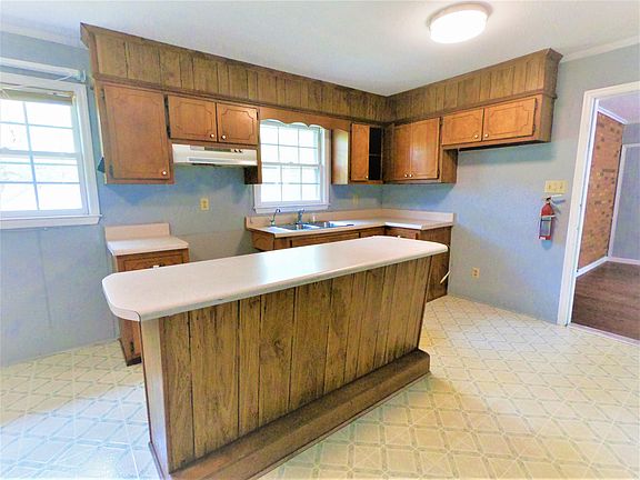 Kitchen w Island