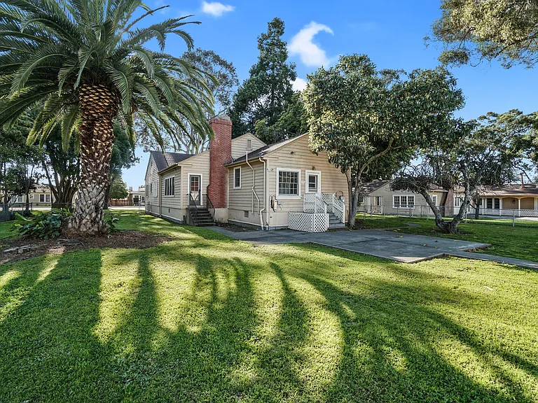 1004 Azuar Dr — Photo 2