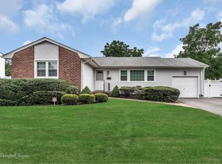 20 Warren Pl, Plainview, NY 11803