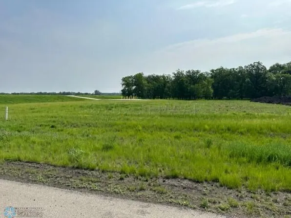 6926 NW 2nd St, Moorhead, MN 56560