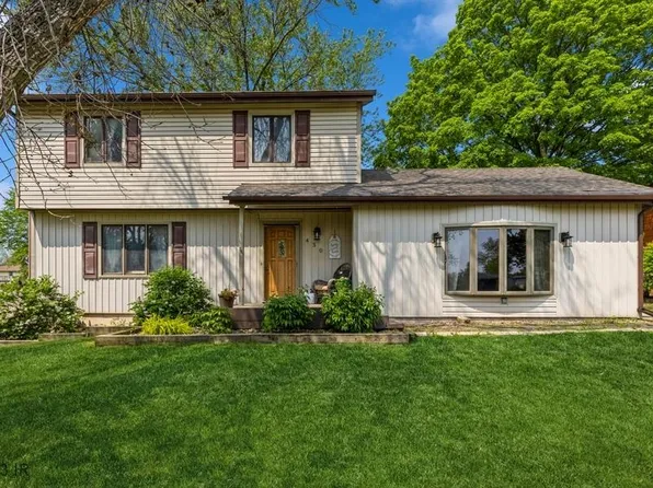 430 N 8th St, Carlisle, IA 50047