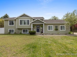 6432 Pine Point Ct, Coopersville, MI 49404