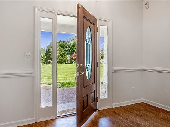 4th image of 305 Caitlin Dr