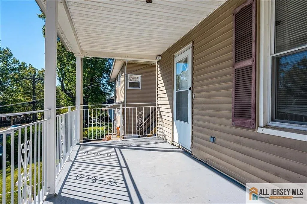 3 bed, 1.0 bath, 2213 sqft, $2,700 — Photo 3