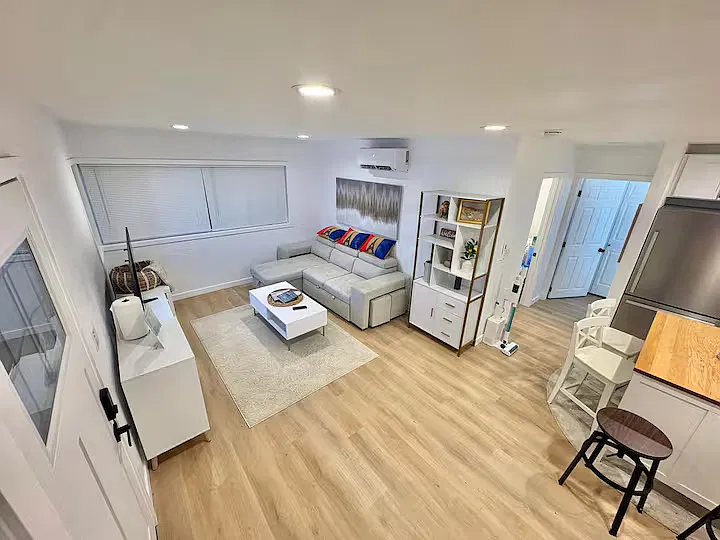 682 Dayton Ave NE — Photo 2