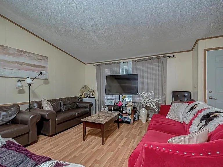 1201 Pampas Ln — Photo 2