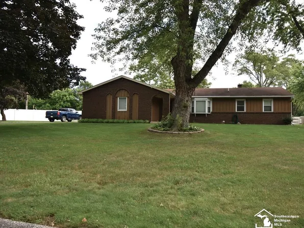 6570 Centennial Dr, Temperance, MI 48182