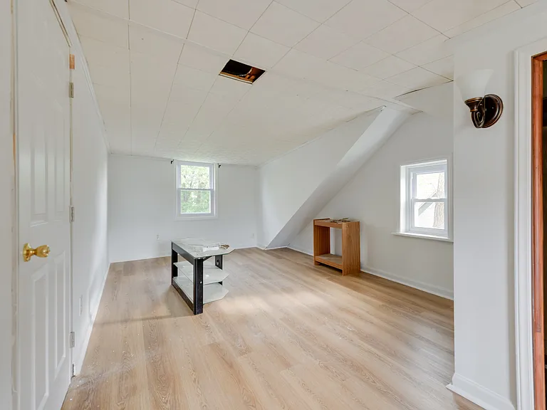 429 Manor Ave — Photo 16