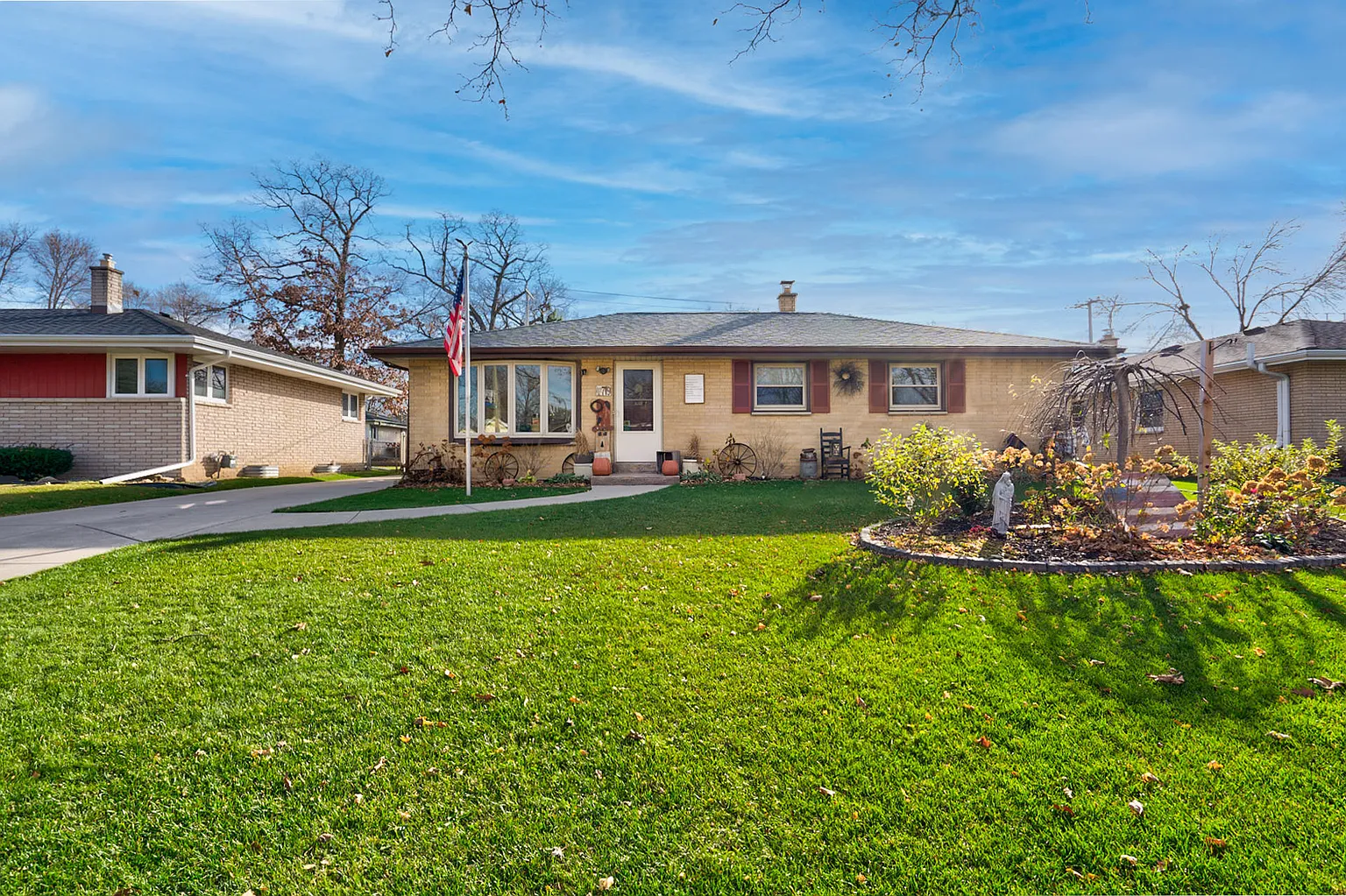 719 W Abbott Ave photo 1