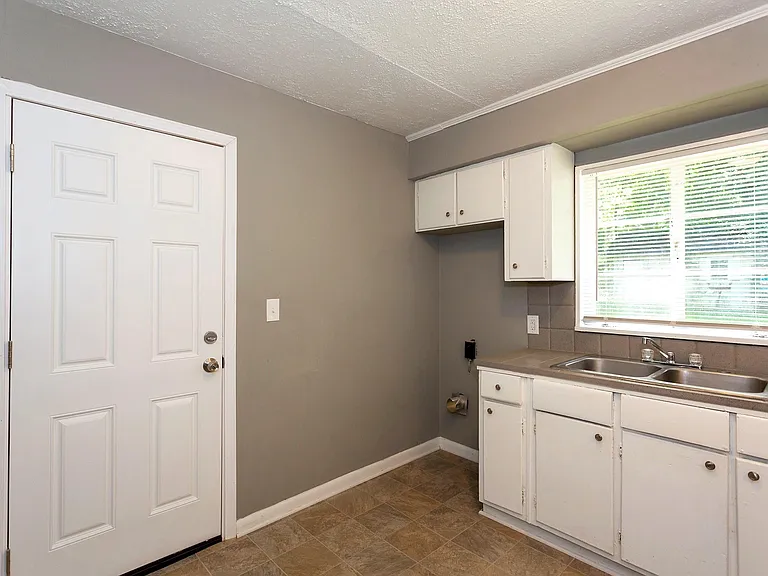 204 McCormick Ave — Photo 9
