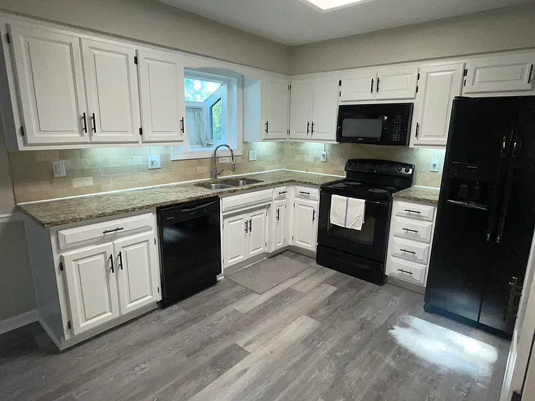 820 NE Bristol Dr — Photo 4