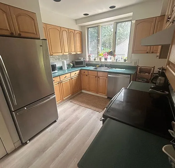 136 Adams Pl — Photo 2