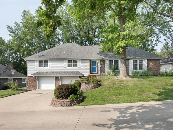 5012 Briarwood Ln, Saint Joseph, MO 64506