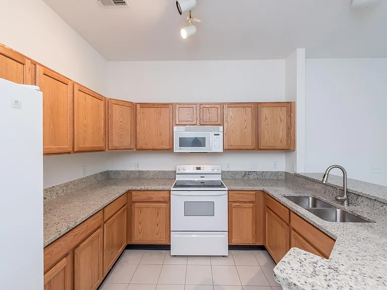 2800 S Knightsbridge Cir — Photo 5