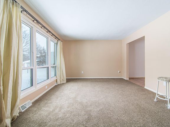 3rd image of 6129 Meadowlark St NE
