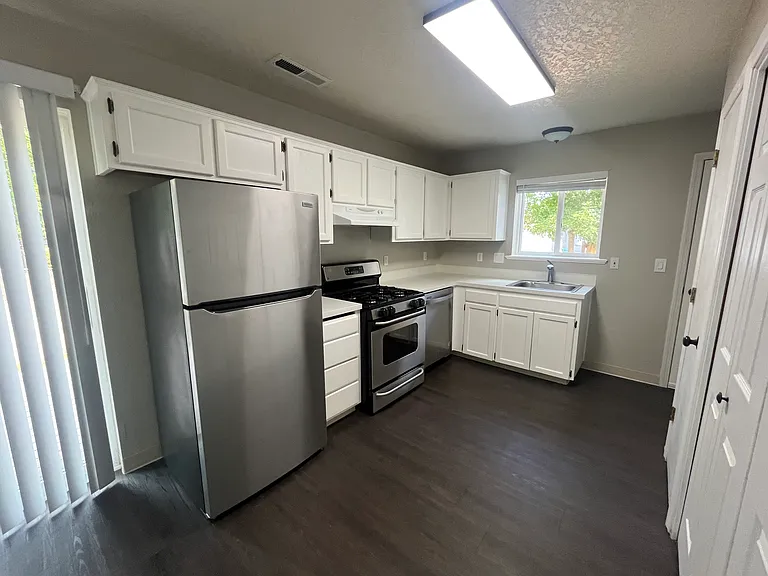 885 NE Scott Ct — Photo 6