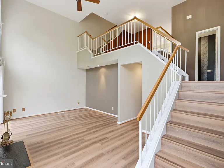 8715 Delcris Dr — Photo 33