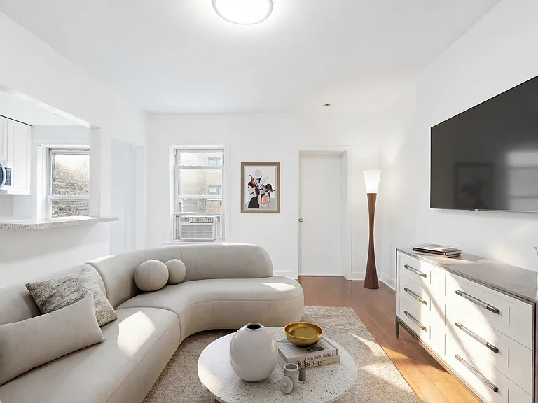 321 E 53rd St #4 — Photo 2