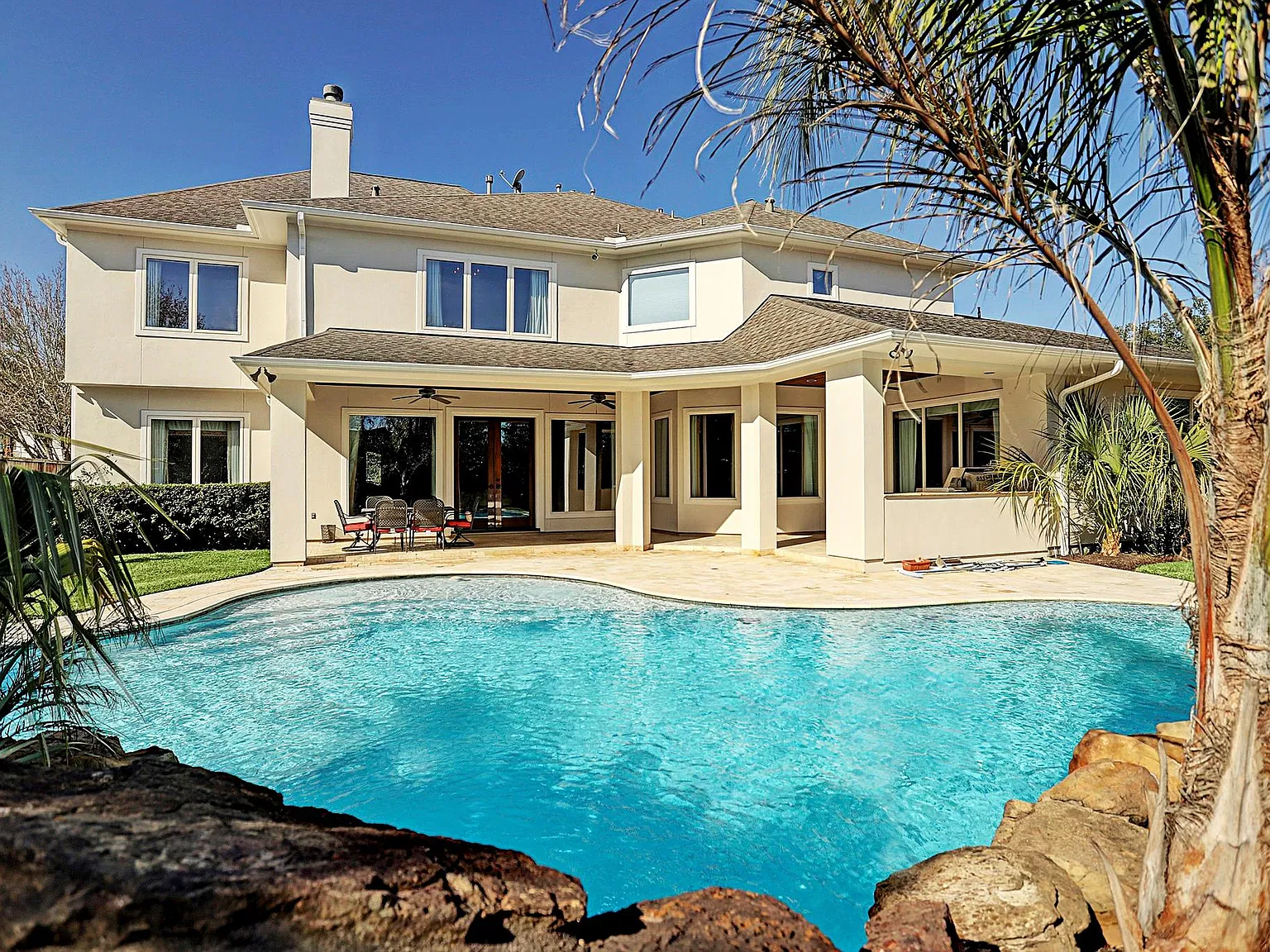 5 bed, 5.5 bath, 6338 sqft, $13,500 — Photo 1