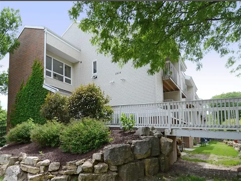 Summit Hill Apartments — Photo 6