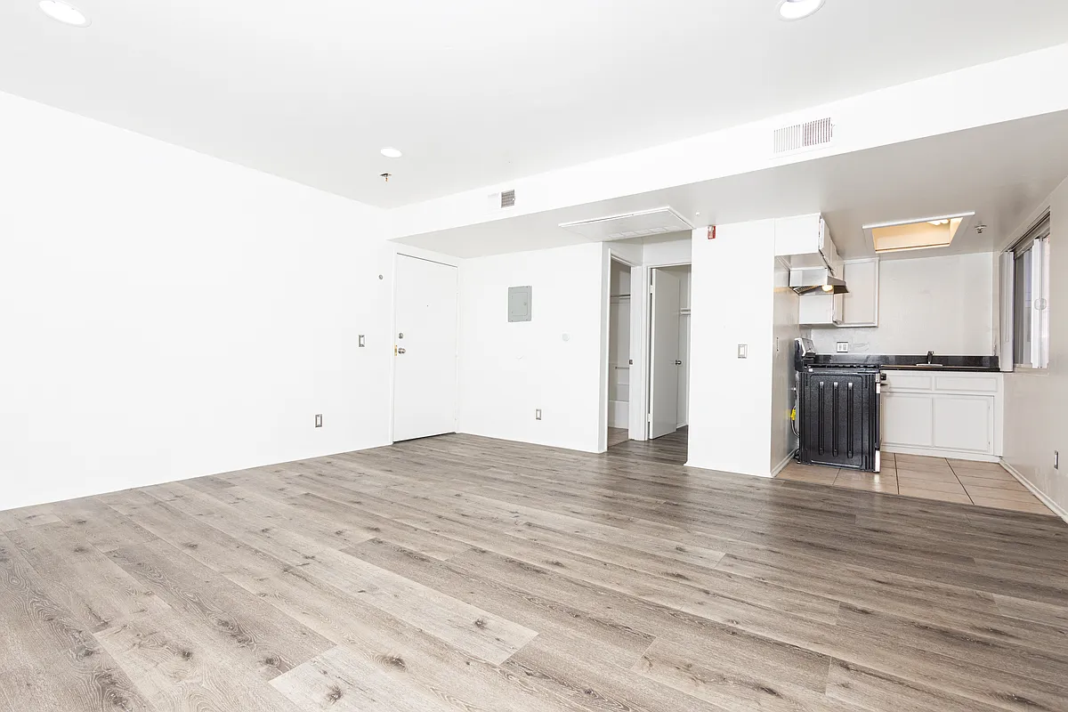 Building Photo - 724 S Berendo St #3C