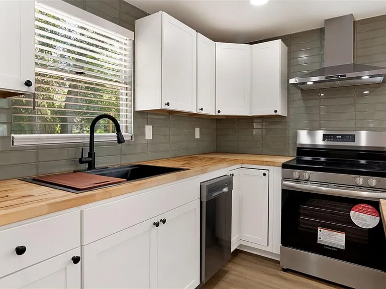 2329 W Beach St — Photo 13
