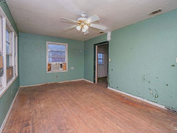 4th image of 621 W Hernandez St