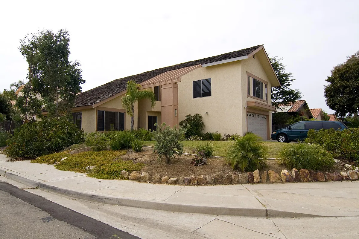 Corner Lot - 1194 California St