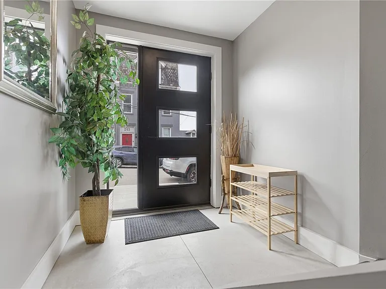 240 E Jefferson St — Photo 4
