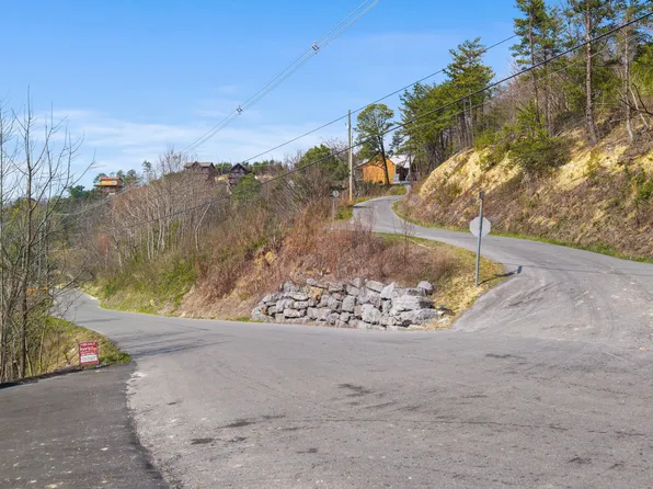 1923 Walker Trl, Sevierville, TN 37876