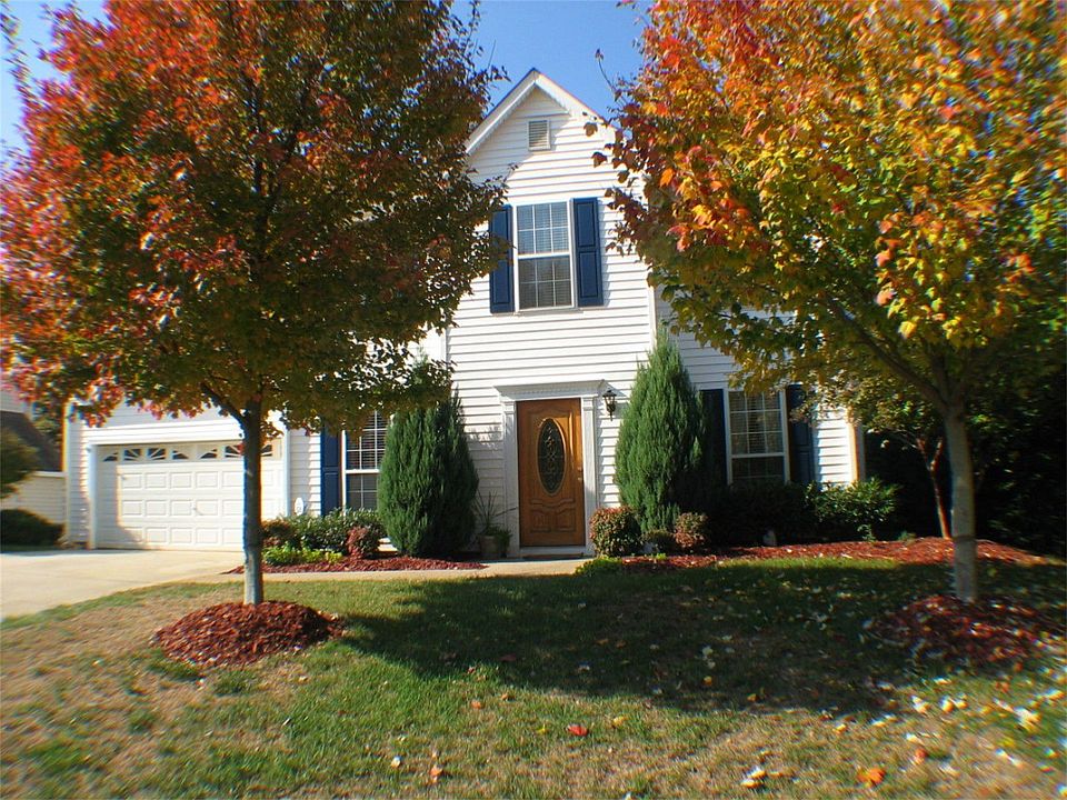 Mature trees, fenced back yard, 15 min to RTP