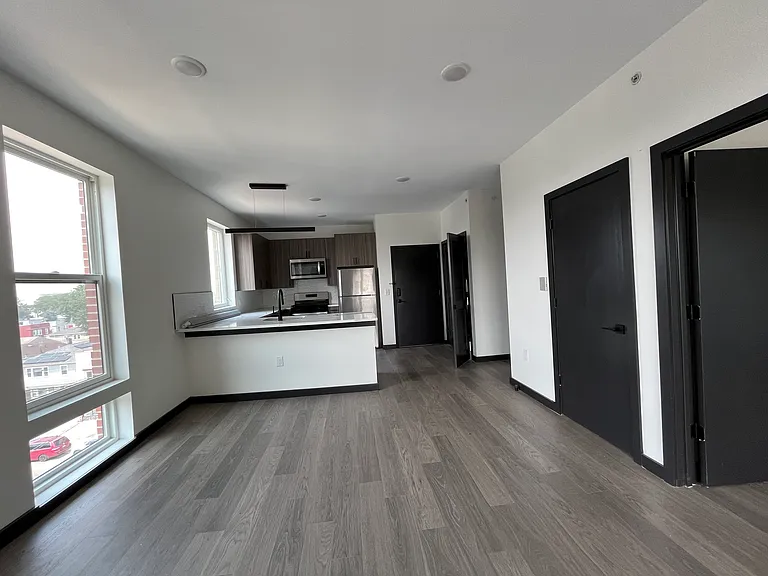 130-132 Mallory Ave #502 — Photo 1