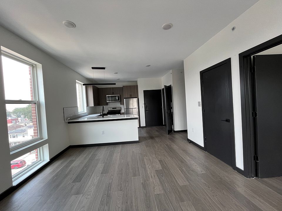 1st image of 130-132 Mallory Ave #502