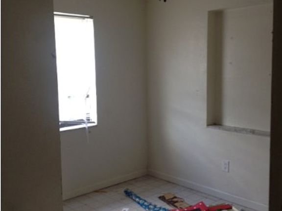 4th image of 944 Halstead St