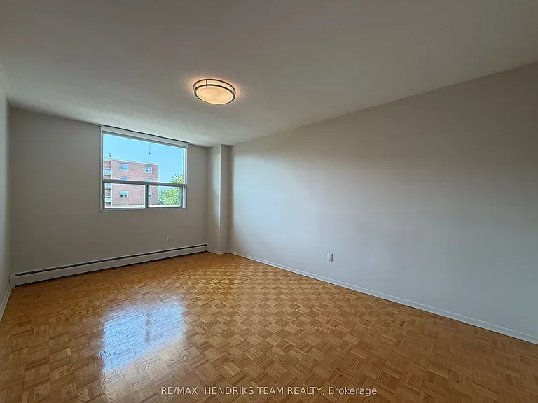 49 Leaside Dr #403 — Photo 7