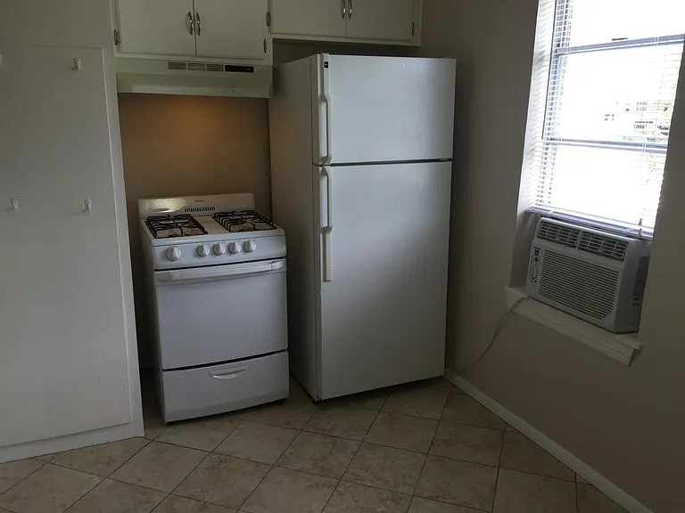 102 W Linn St #2 — Photo 3