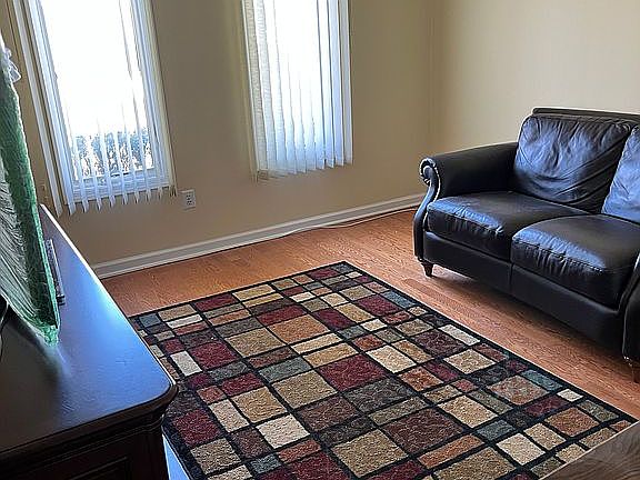 5th image of 703 Elton Ct S